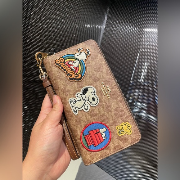 NWT！Coach X Peanuts Long Zip Around Wallet In Signature With Patches（CBM91） - Picture 1 of 4